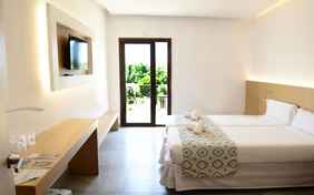 Die Superior-Zimmer (2 Zustellbetten möglich) - vom Balkon streift der Blick über Felder und Weiden